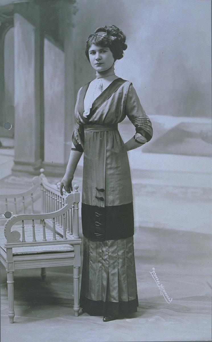 Frau in Kleid von Maison Ch. Drecoll, Paris
