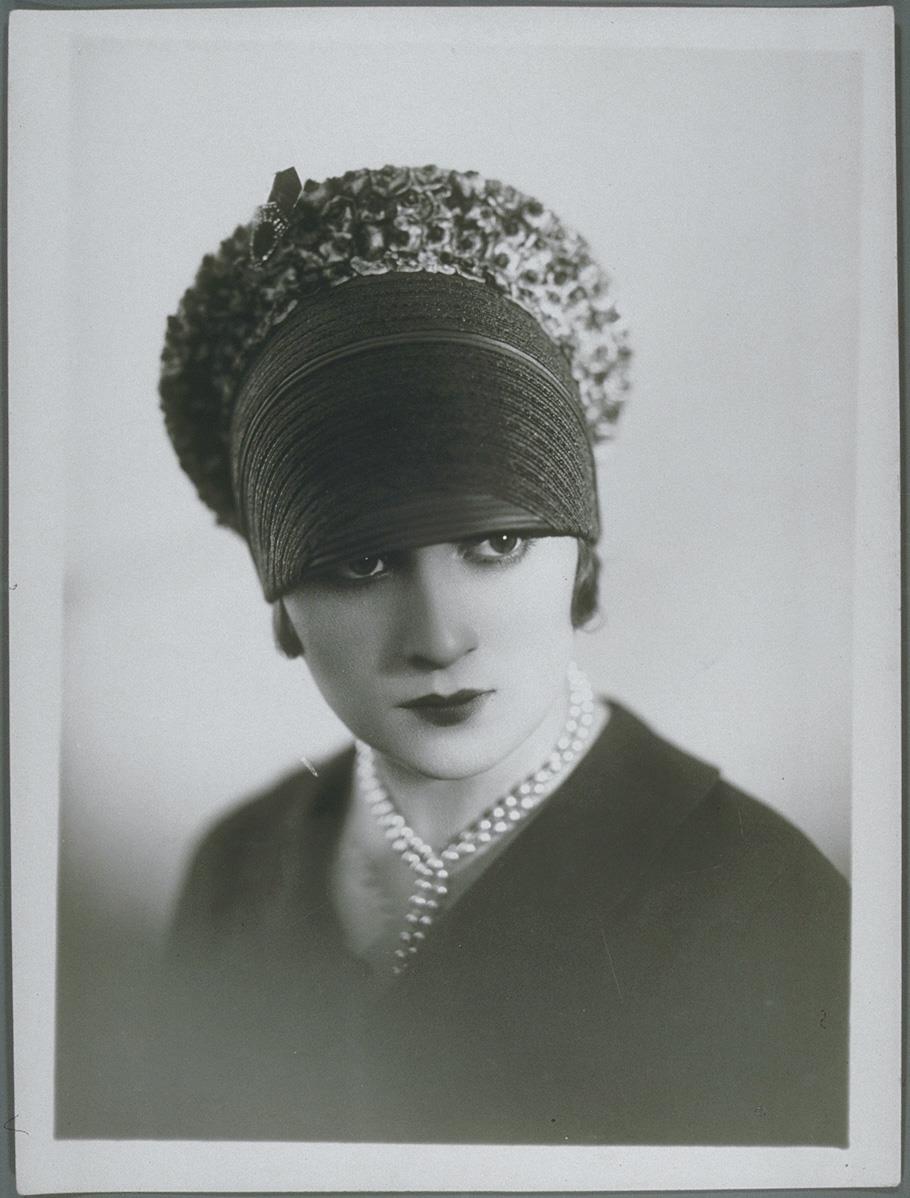 Frau mit Hut von Lewis