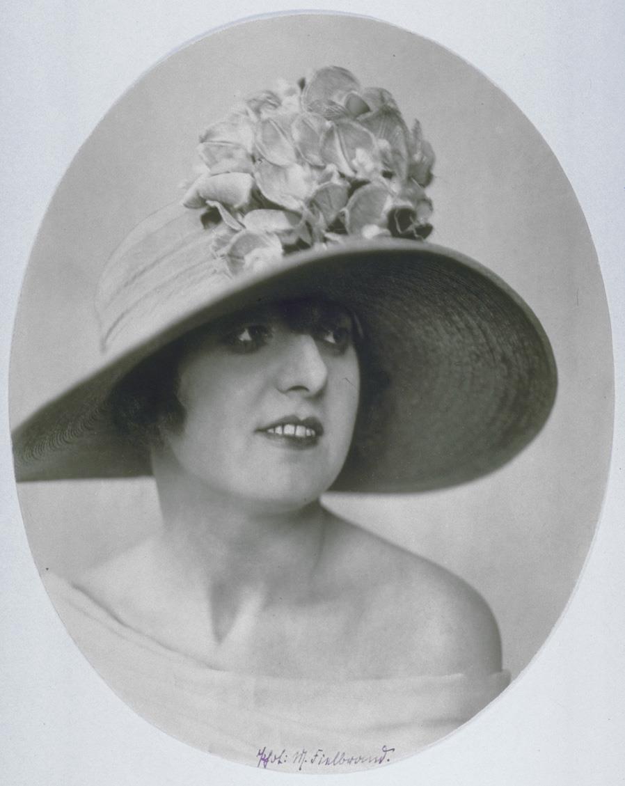 Frau mit Hut von Frieda Lemmé
