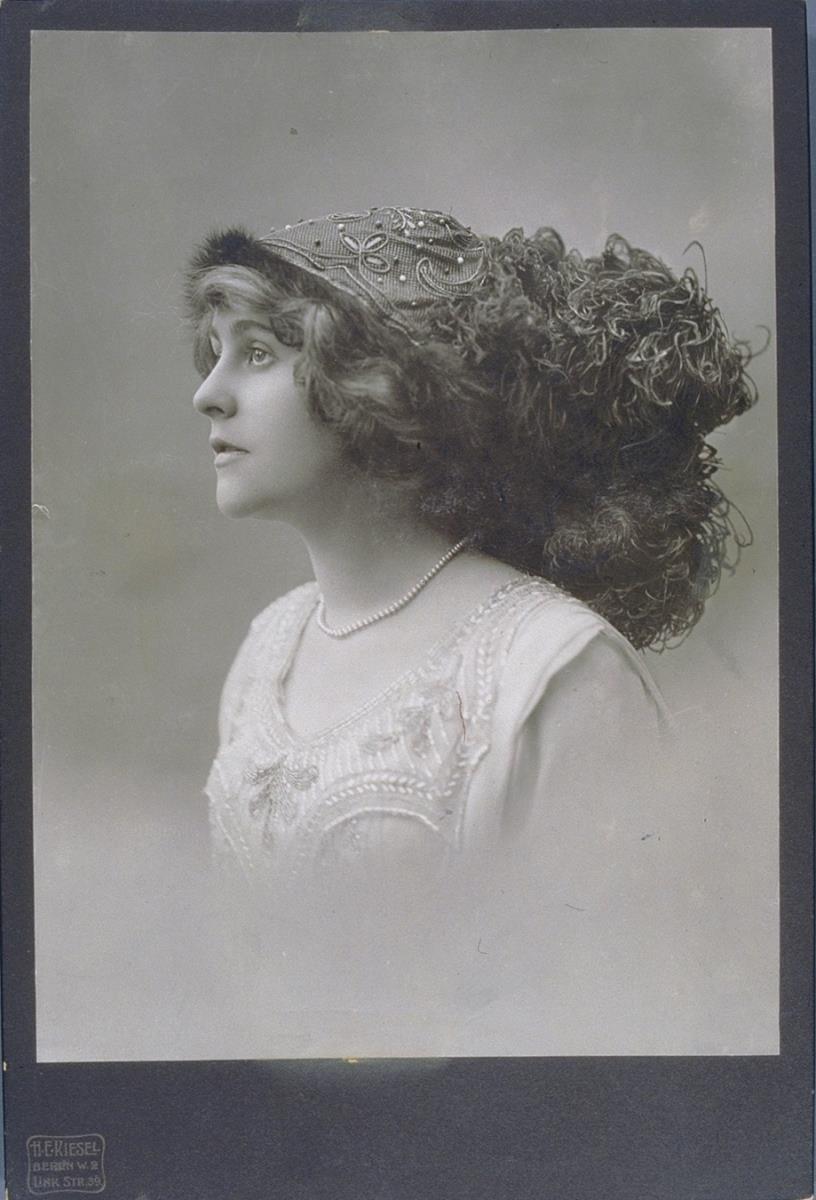 Frau mit Hut