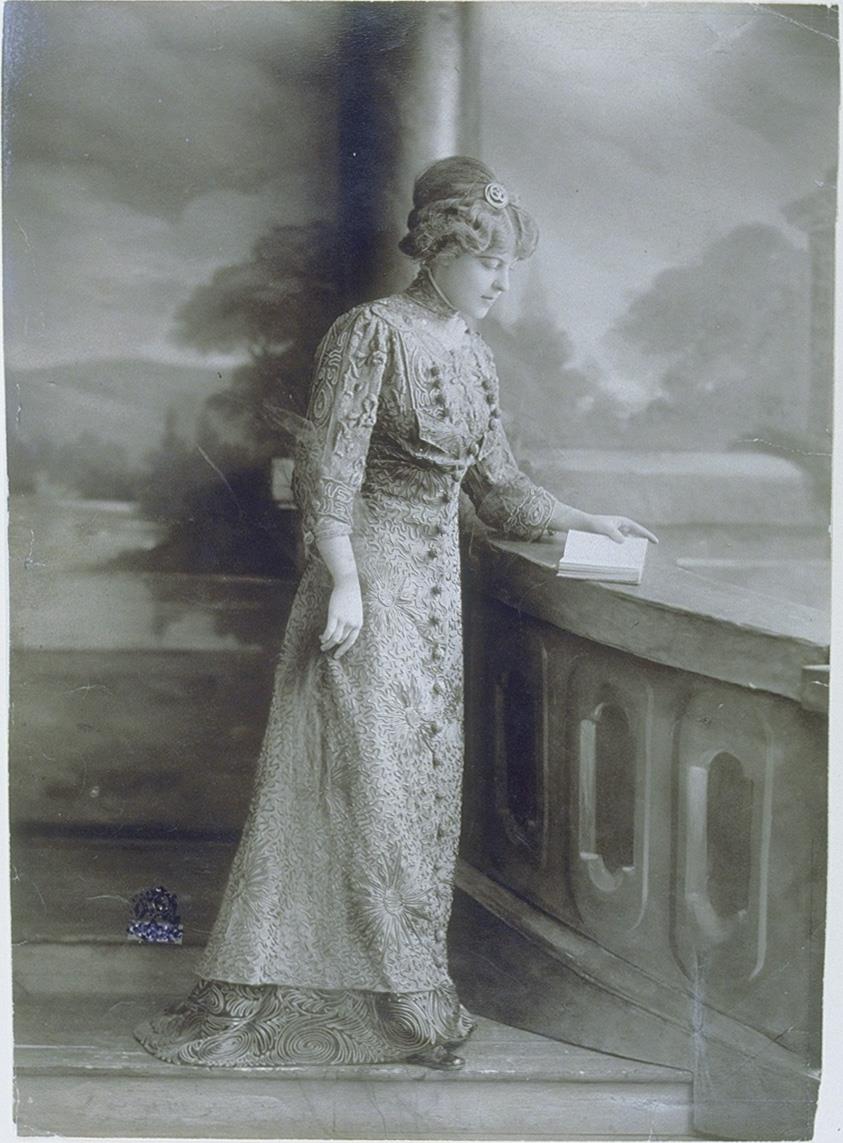 Frau in Kleid von Ney Soeurs