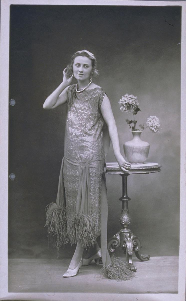 Frau in Kleid von Dorat