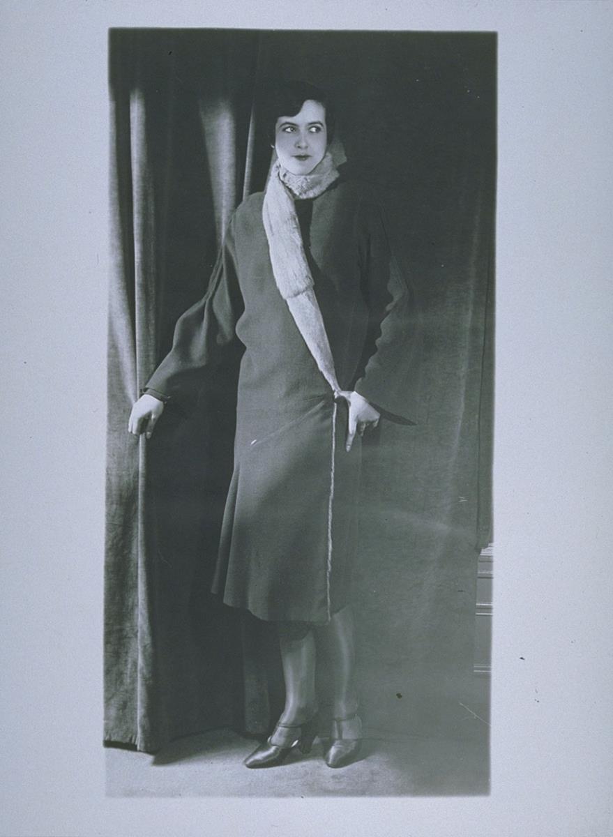Frau in Mantel von Irfe