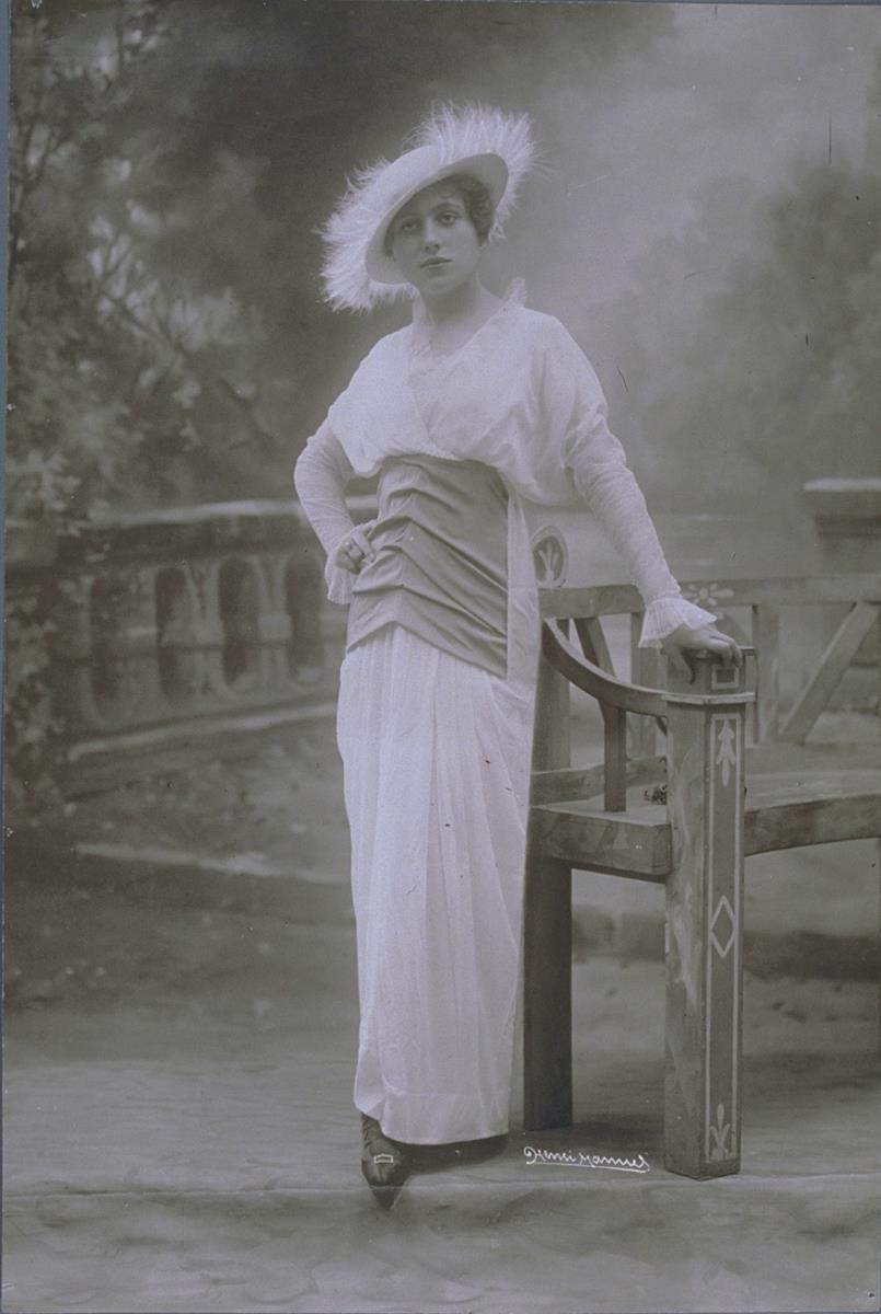 Frau in Kleid von Georgette
