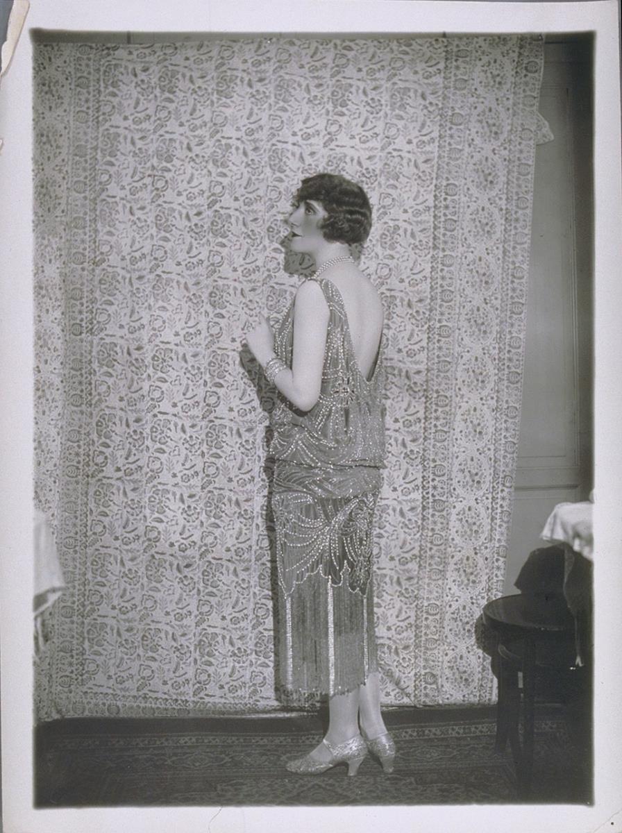 Frau in Kleid von Simone Trevalles