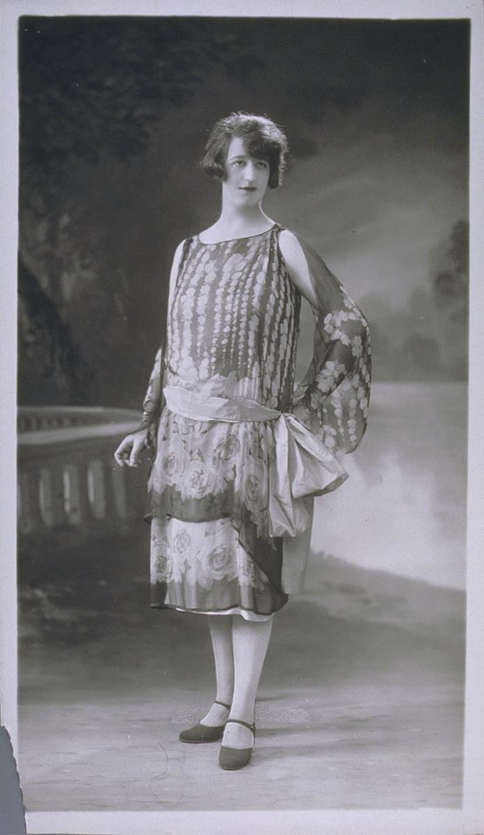 Frau in Kleid von C. Reboud