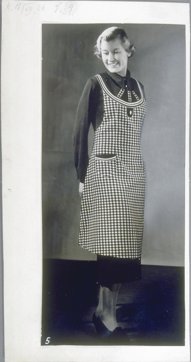 Frau mit Kleid und Schürze
