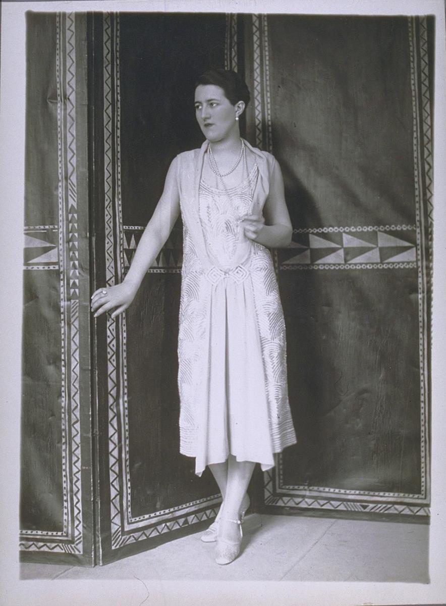 Frau in Kleid von Jean Magnin