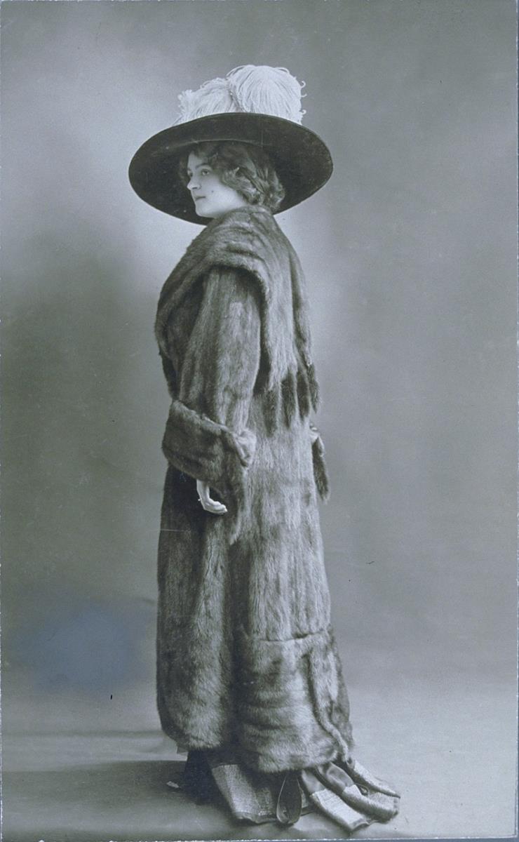 Frau in Pelzmantel und Hut