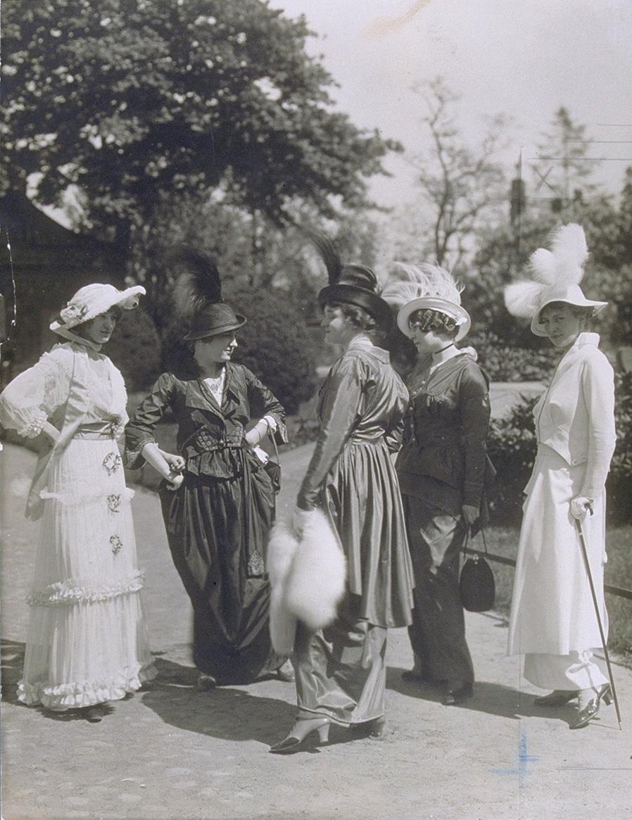 Frauen in Kleidern