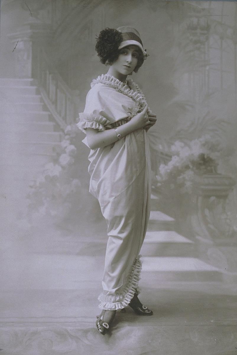 Frau in Kleid von Bongard