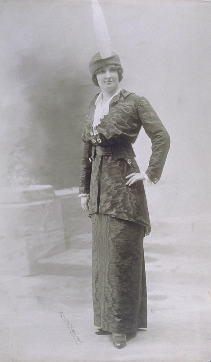 Frau in Jacke und Rock von Louise