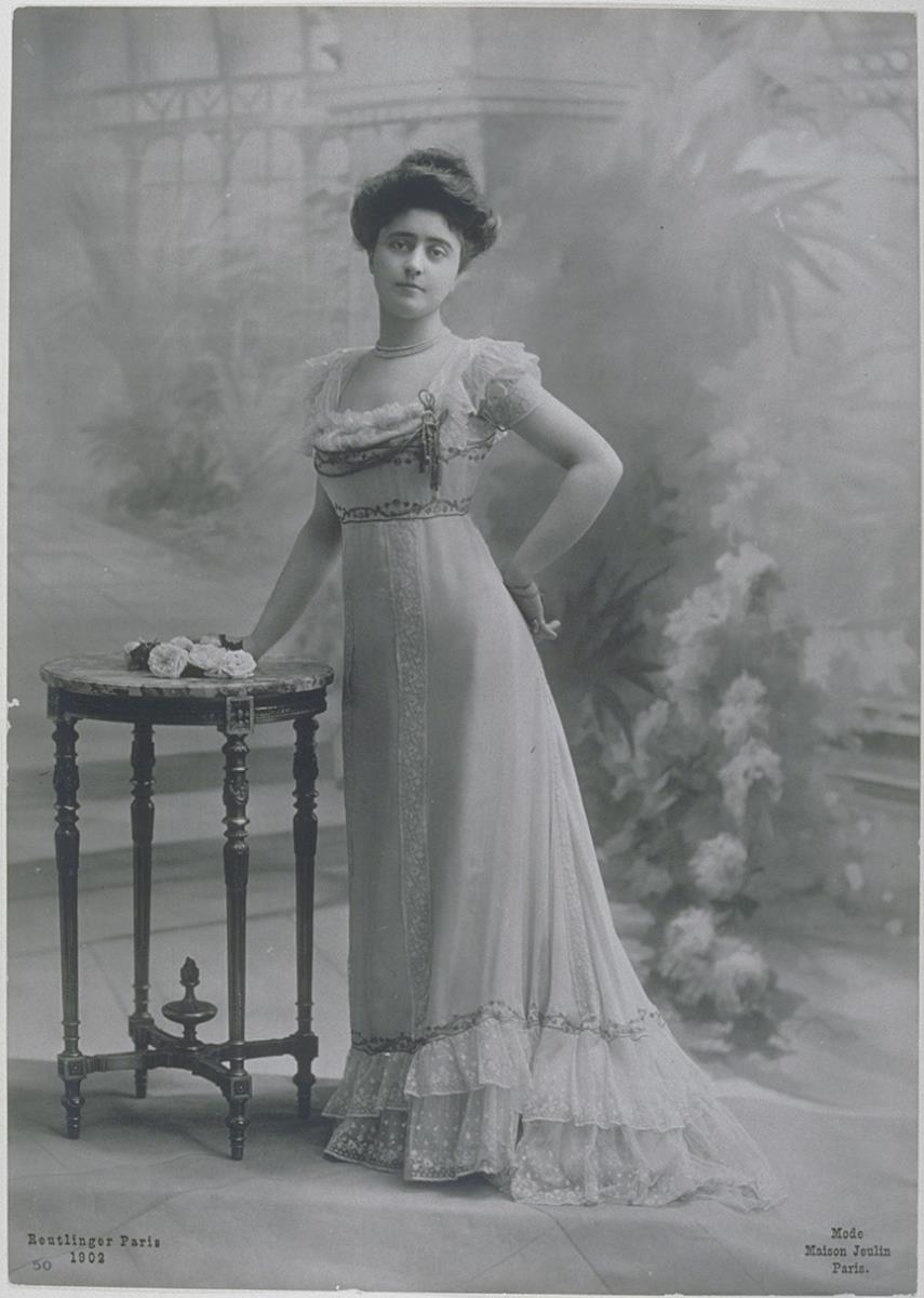 Frau in Kleid von Maison Jeulin