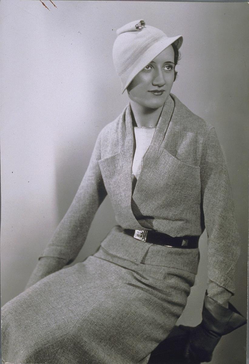Frau in Jacke von Bruyère