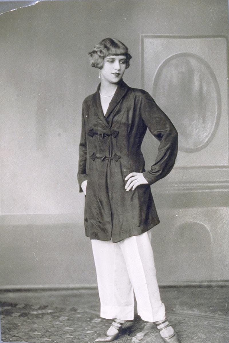 Frau in Jacke und Hose von Warschauer und Krieszki