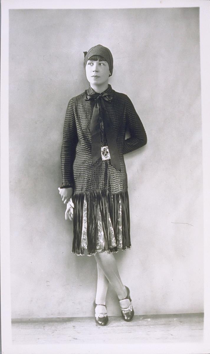 Frau in Mantel von Mariette Pognol