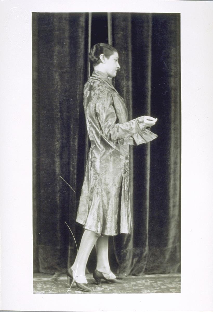 Frau in Mantel von Guttmann