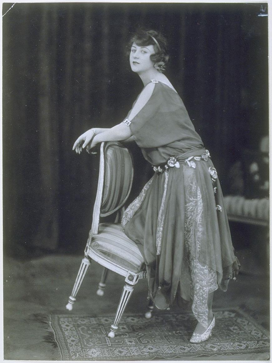 Erna Nittler [Nitter?] in Kleid von Clara Schultz