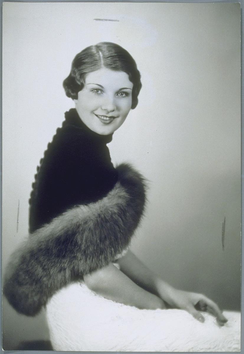 Frau in Kleid und Cape von Jean Patou