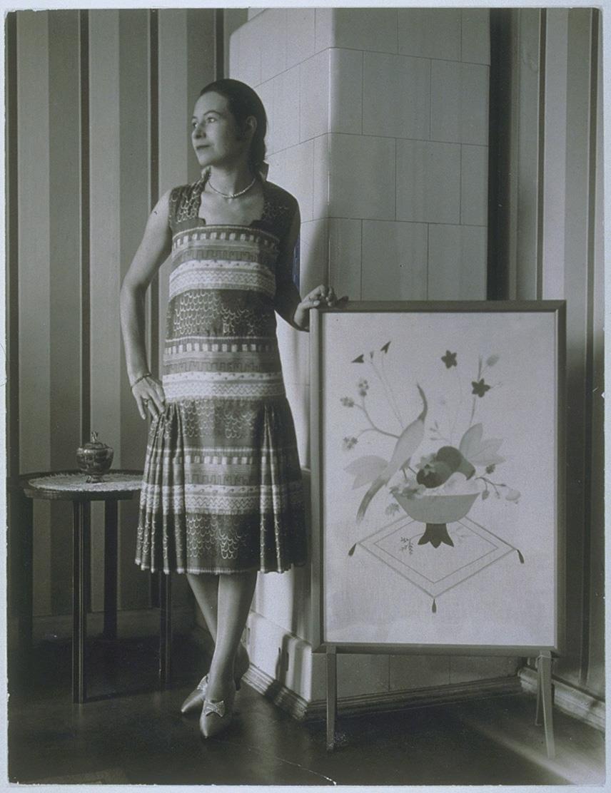 Frau in Kleid von Modenwerkstatt Sonja Erich, Berlin