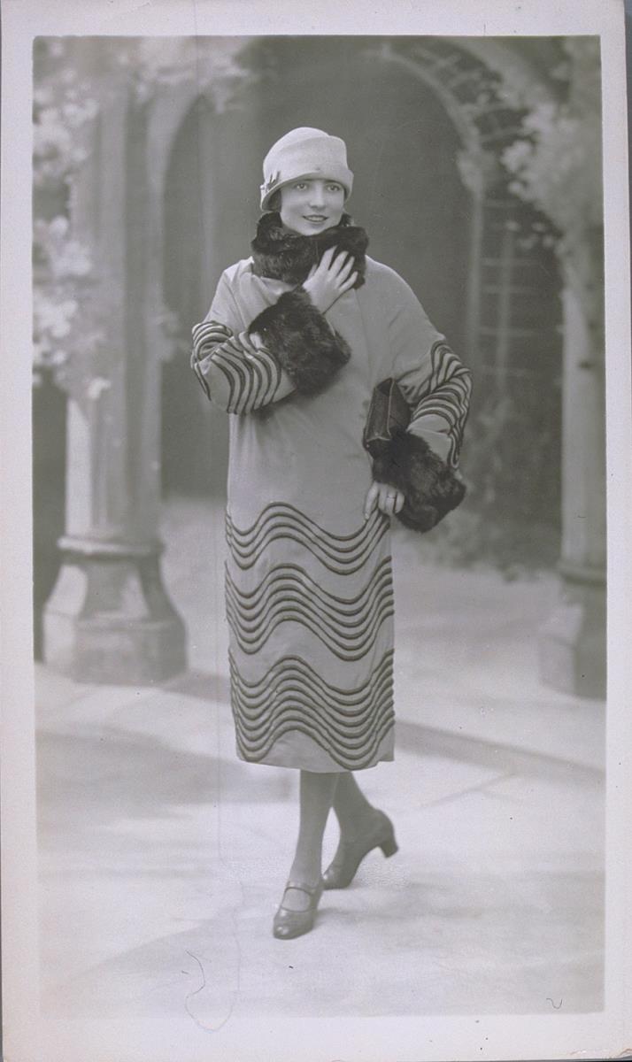Frau in Mantel von C. Rebouet