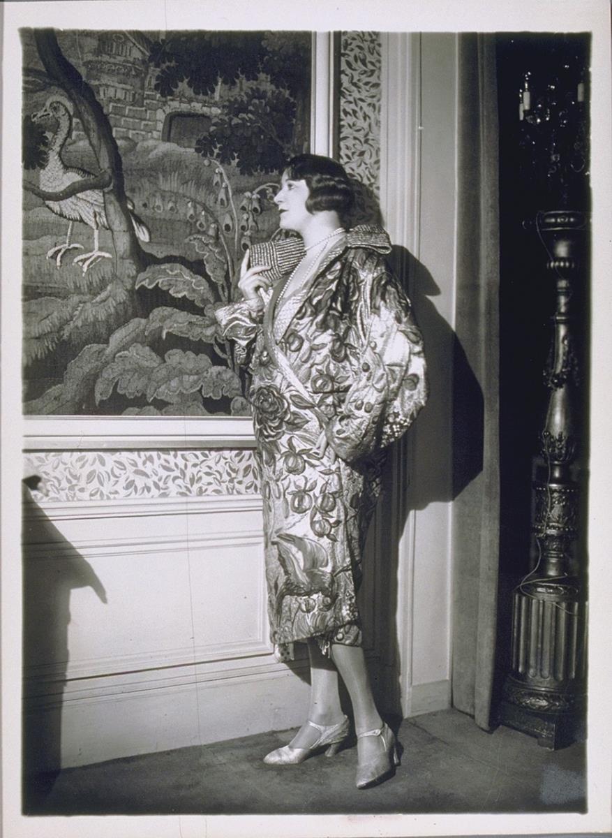 Frau in Mantel von Lacroix