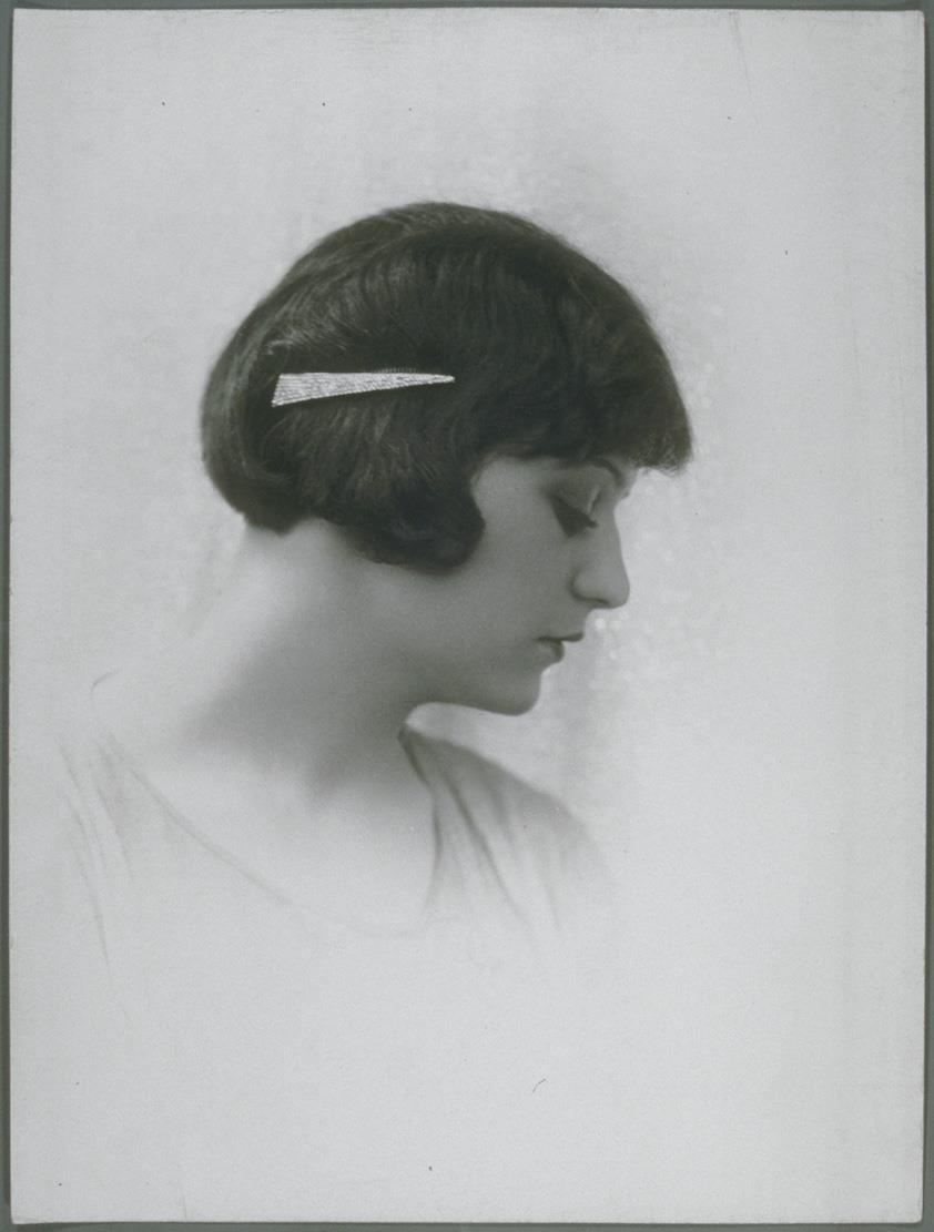 Frau mit Frisur und Haarkamm von Bonaz