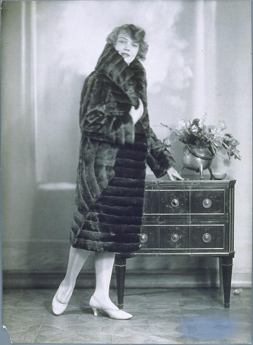 Frau in Mantel von Breslauer