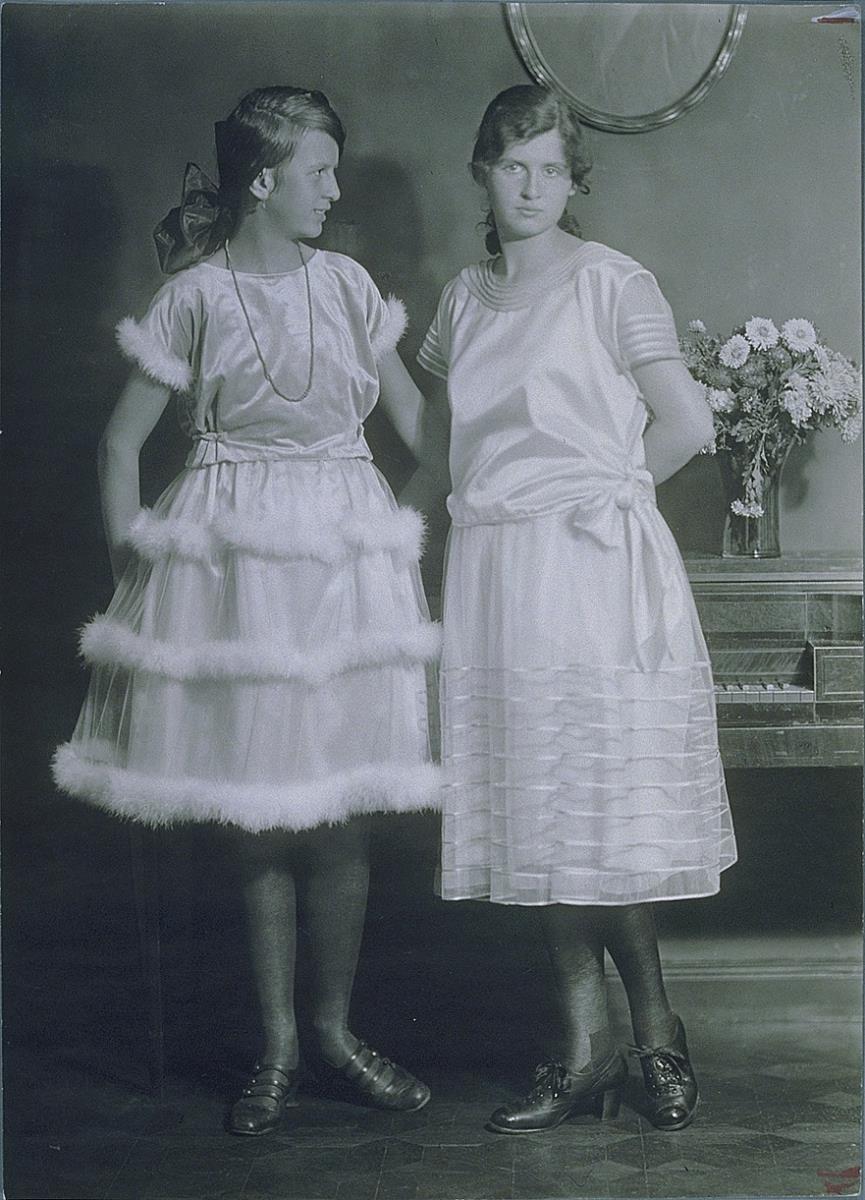 Mädchen in Kleidern von Emma Bette, Bud & Lachmann