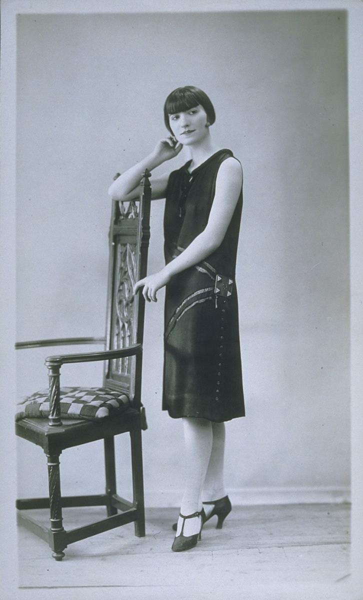 Frau in Kleid von Mariette Pognot