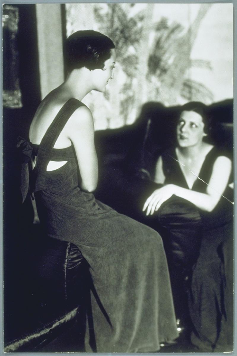 Frau in Kleid von Jean Patou
