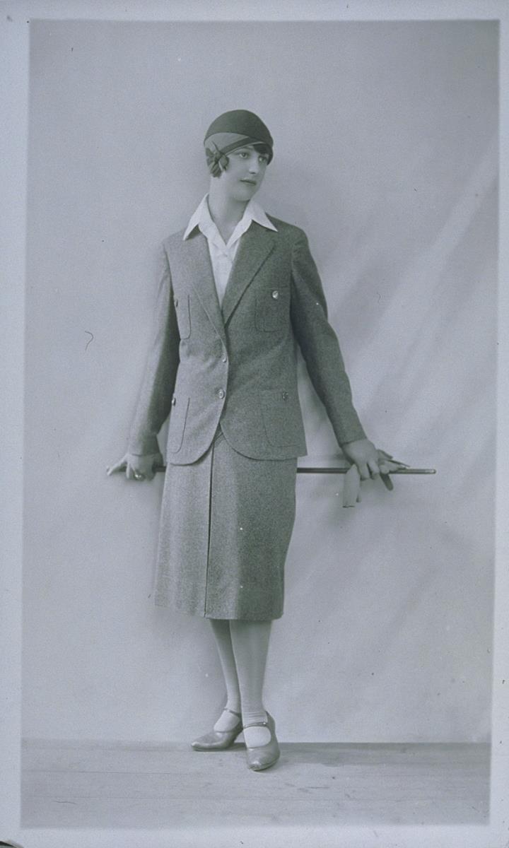 Frau in Jacke und Rock von Busvine