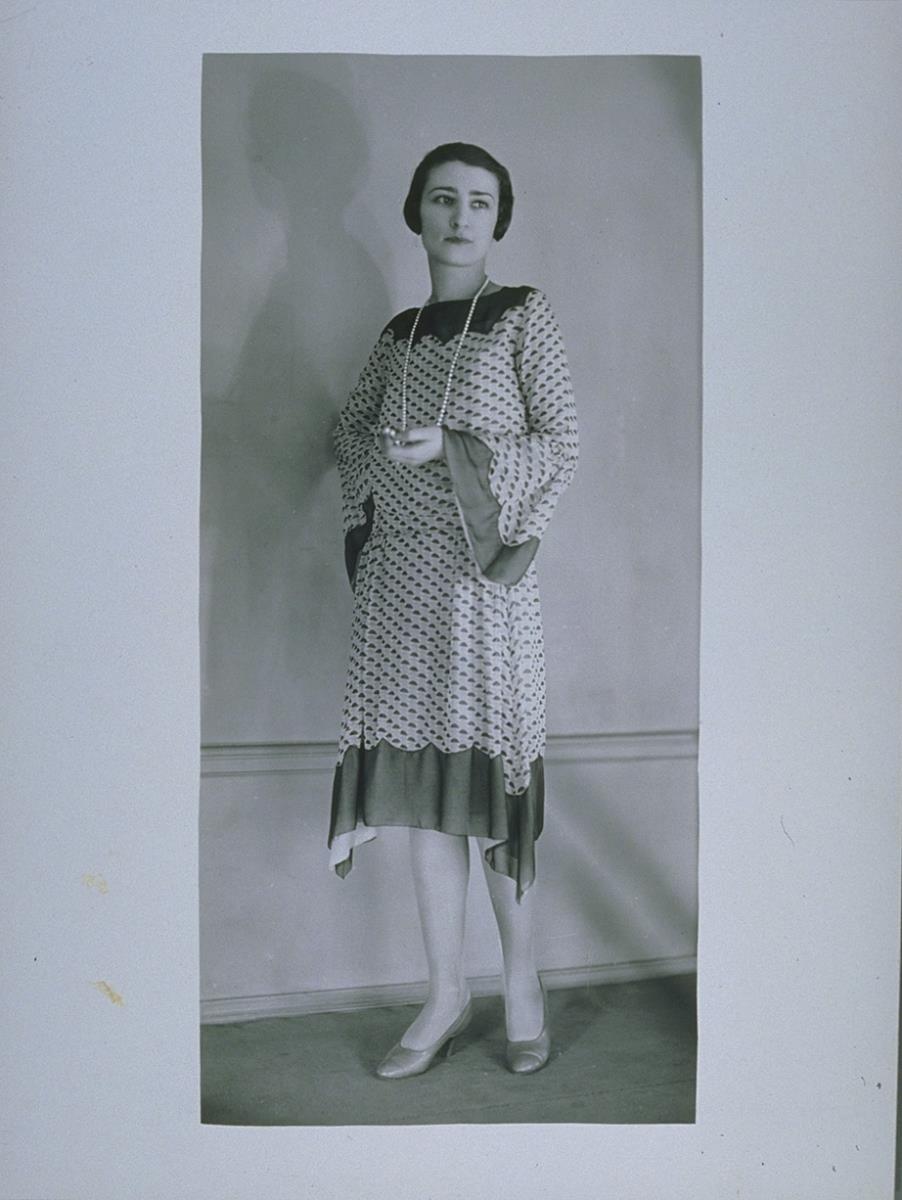 Frau in Kleid von Iteb
