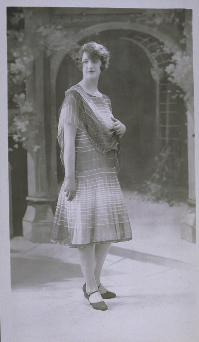 Frau in Kleid von C. Reboud