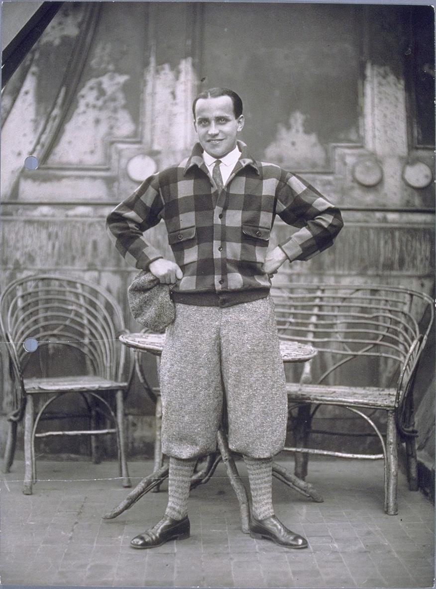 Mann in Jacke und Hose von Gebhardt und Müller