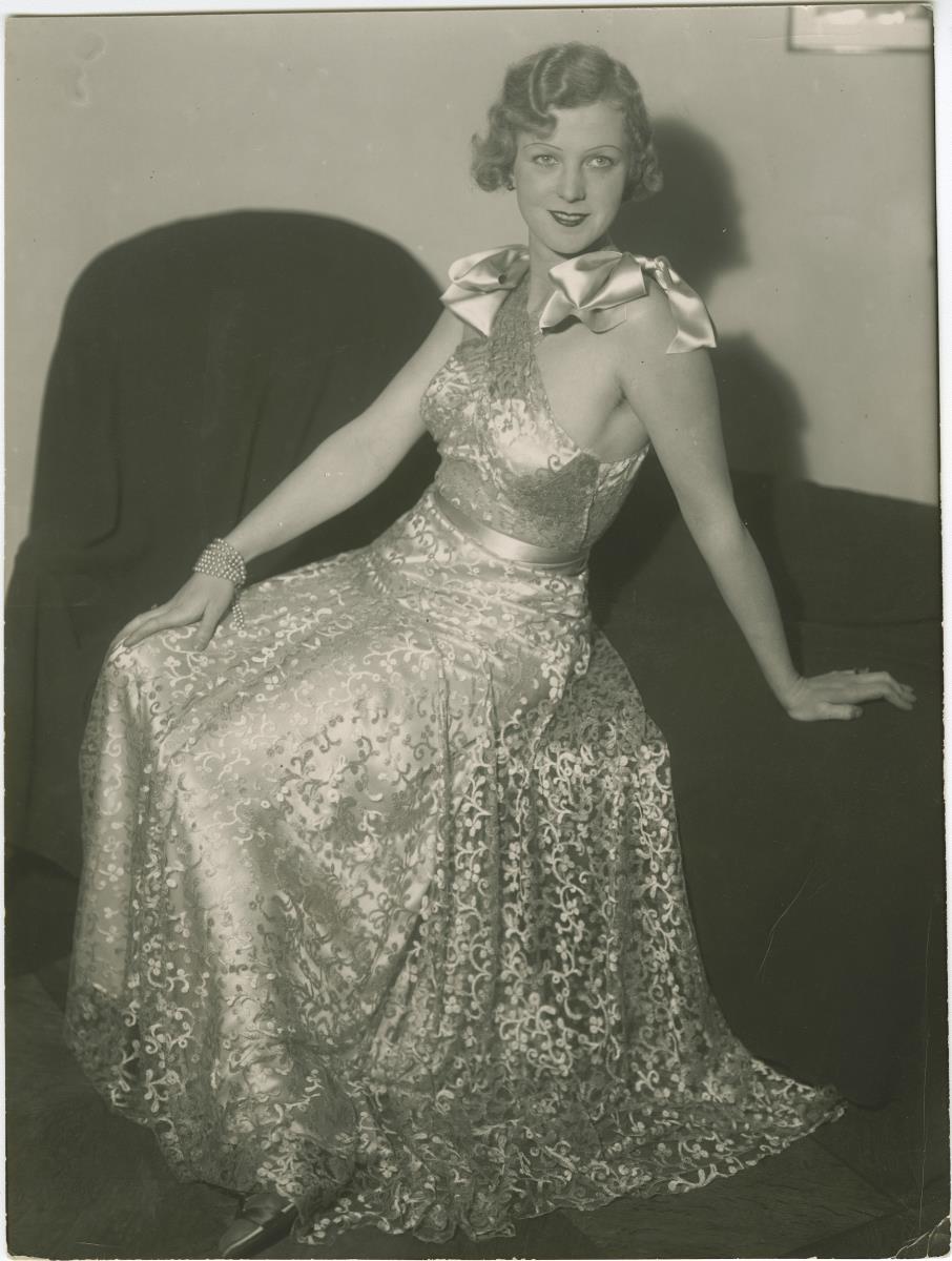 Gretl Theimer in Kleid von Salon Vilma