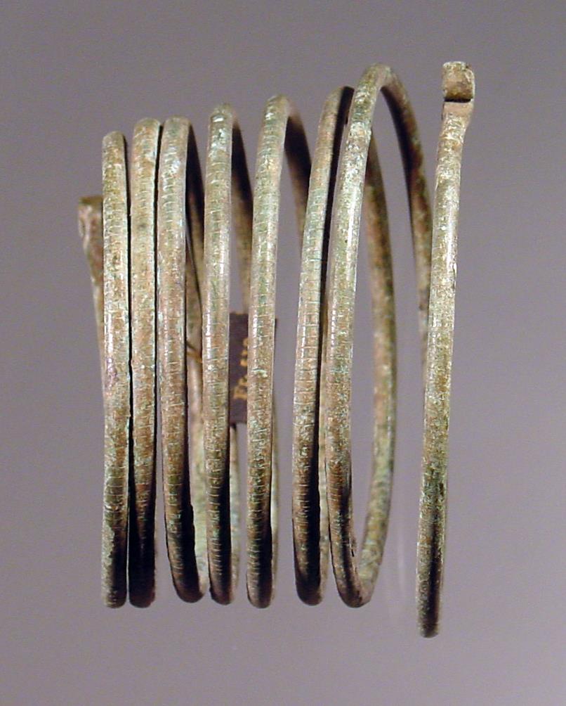 Armring in Form einer Spirale mit acht Windungen