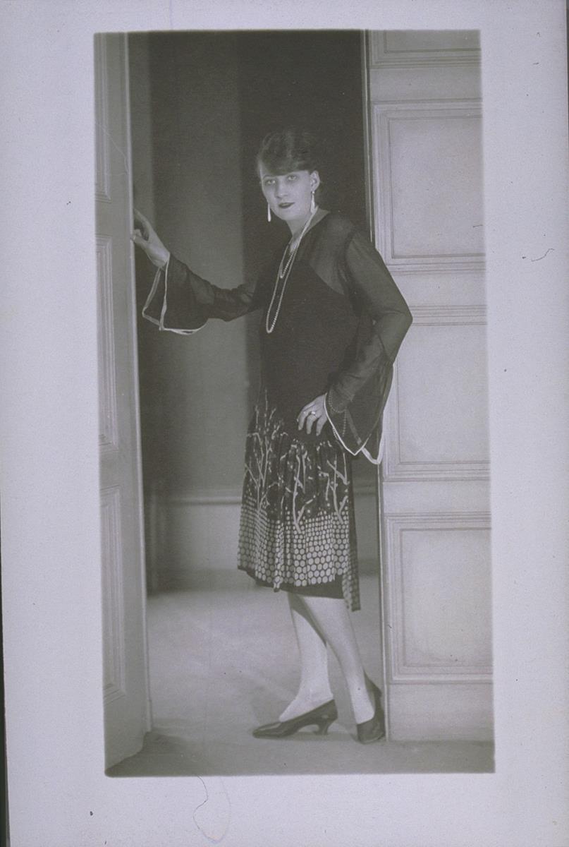 Frau in Kleid von de Flavus