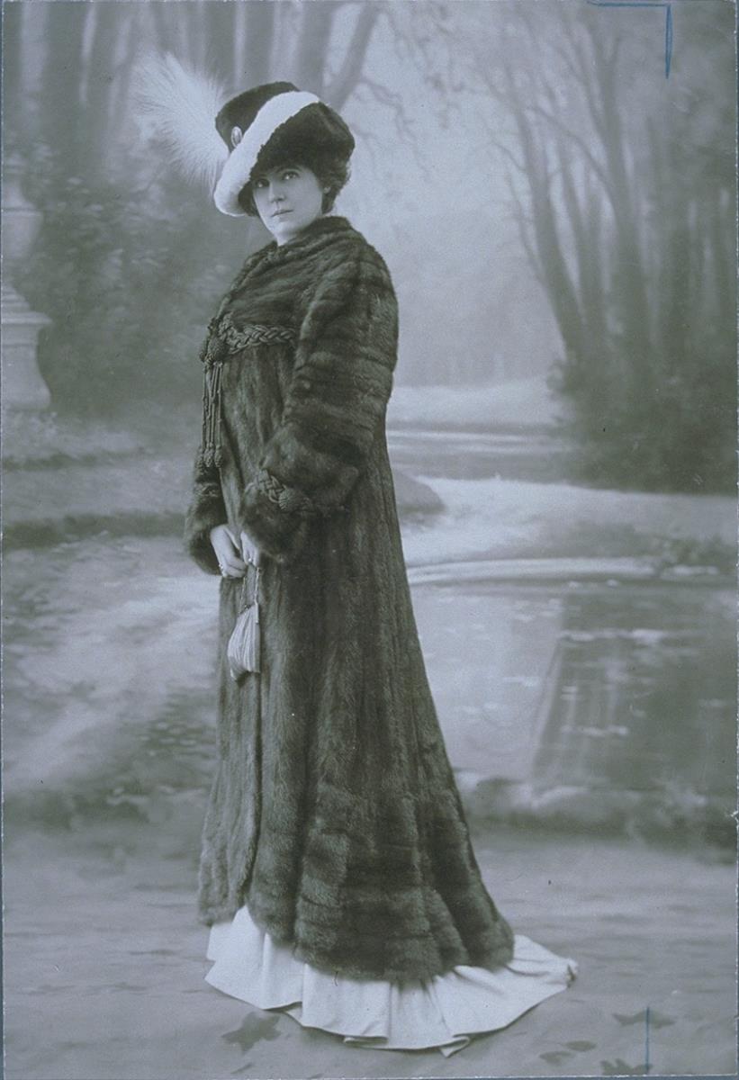 Frau in Mantel