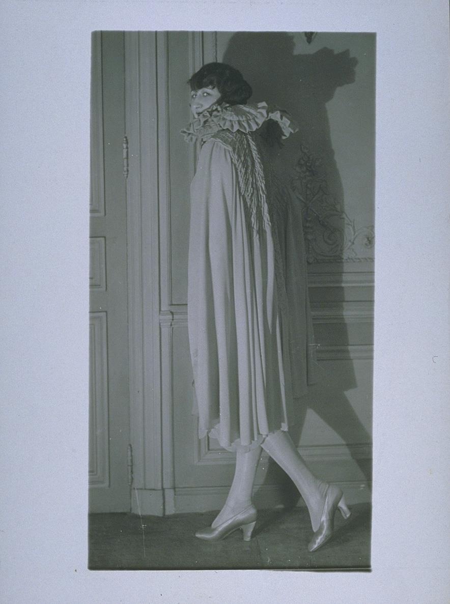 Frau in Cape von Cyber