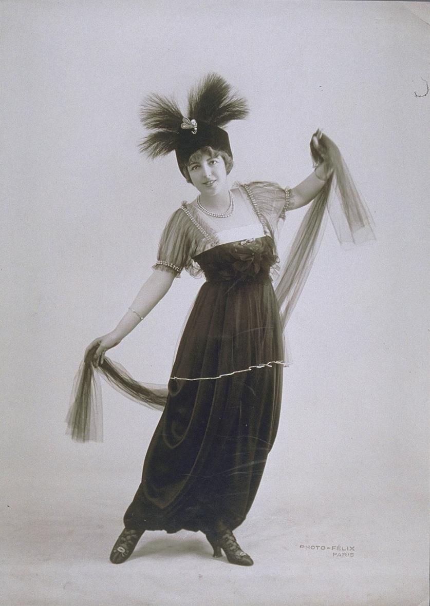 Marthe Régnier in Kleid von Maison Ch. Drecoll, Paris