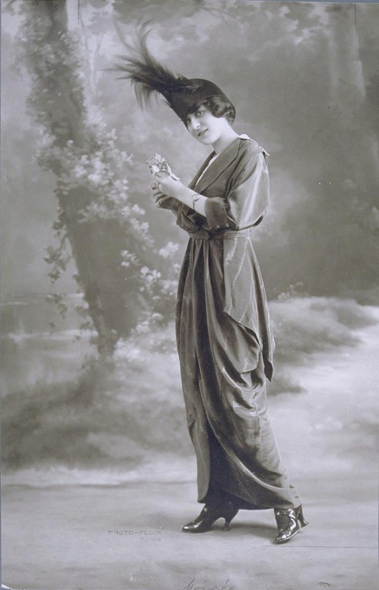 Frau in Kleid von Rivain
