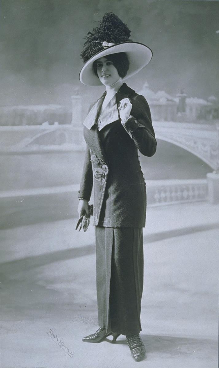 Frau in Jacke und Rock von Bernard et C.ie