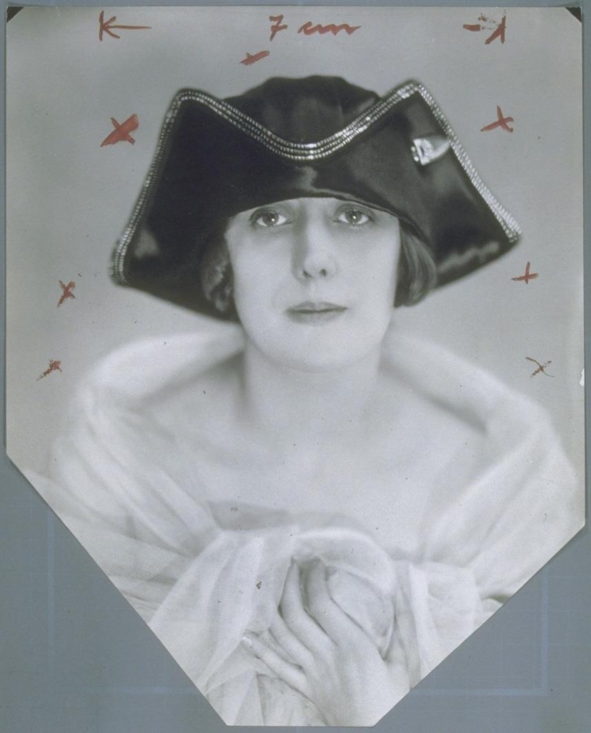 Frau mit Hut von Johanna Marbach