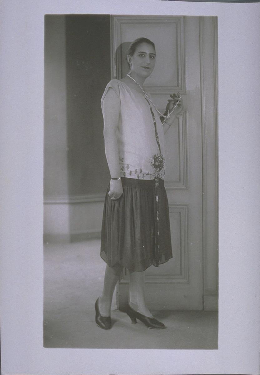 Frau in Kleid von de Flavus