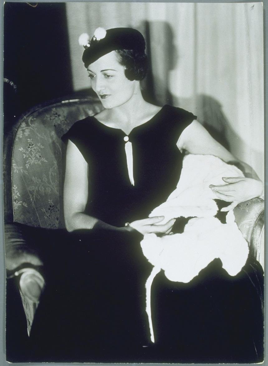 Frau in Kleid und Mantel mit Hut von Jean Patou