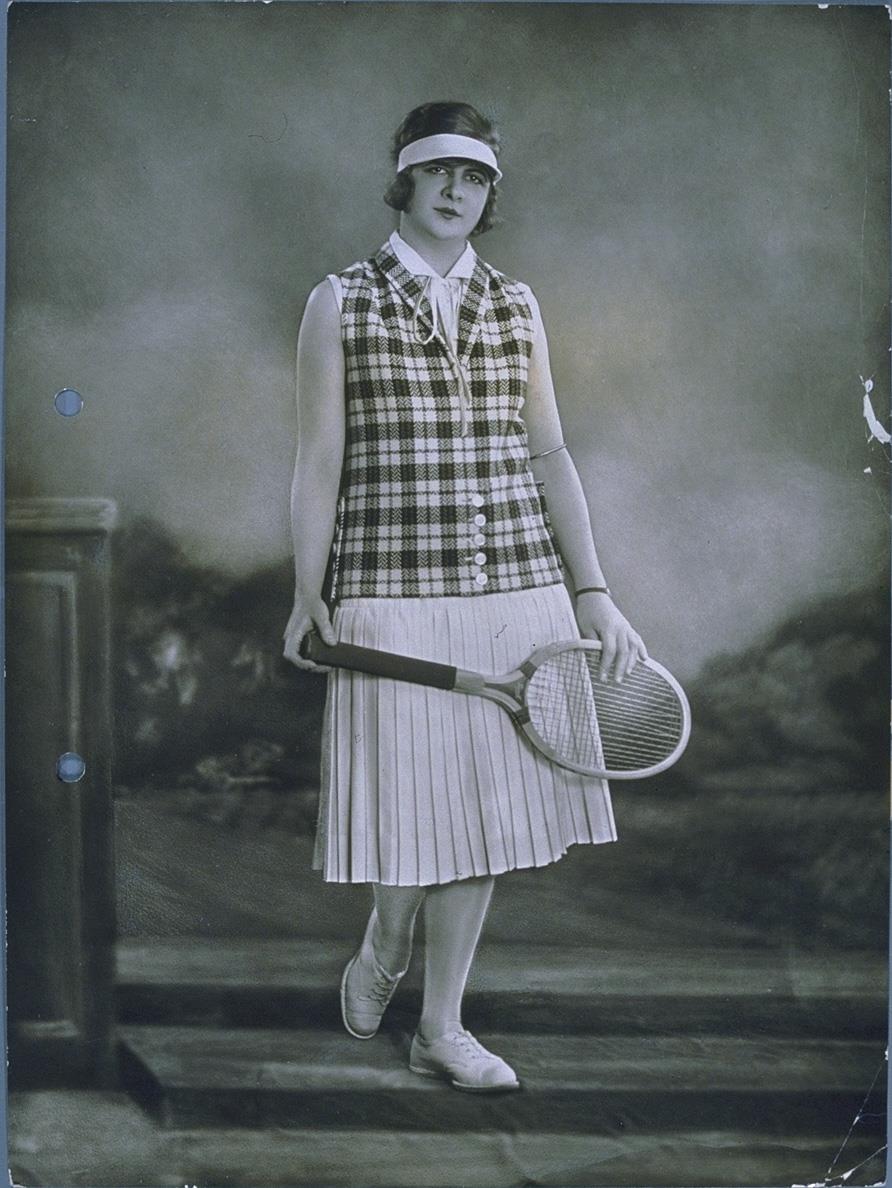 Frau in Weste und Rock von C. A. Herpich