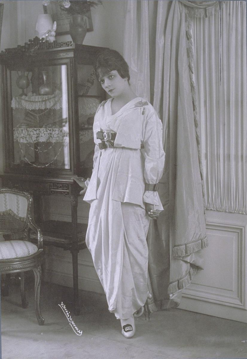 Frau in Kleid