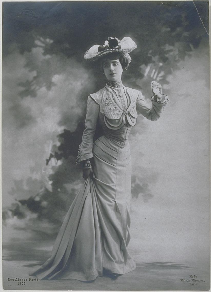 Frau in Kleid von Maison Miremont