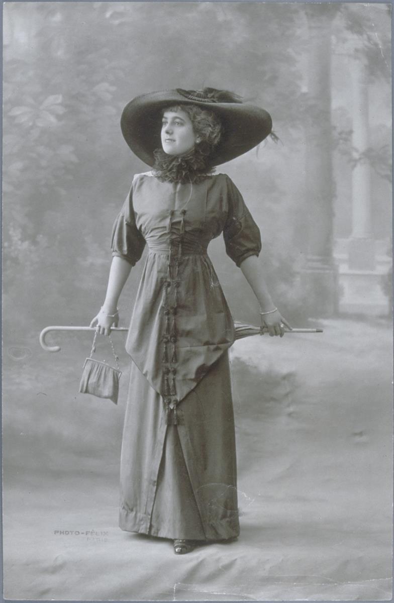 Frau in Kleid